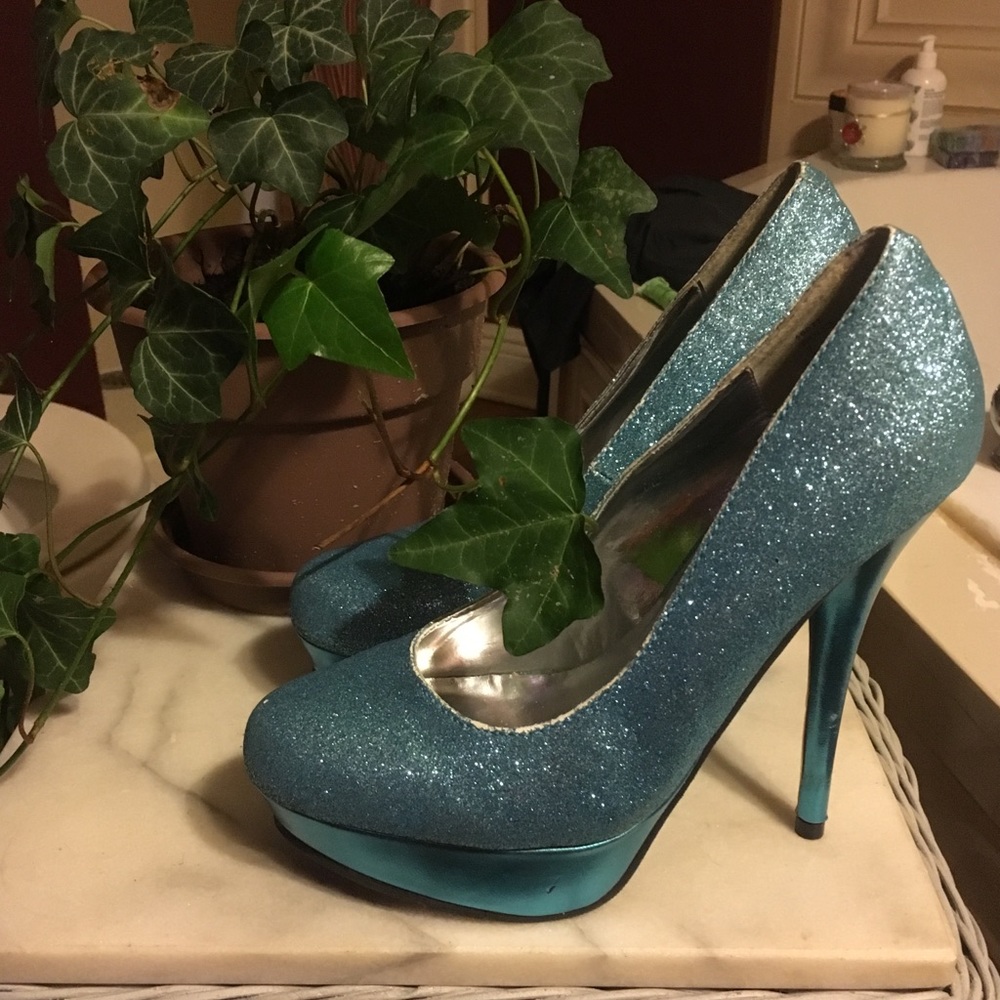 Gorgeous Tony Bowls fancy glitter heels